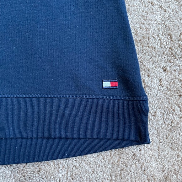 BOGO 🛍️ Tommy Hilfiger Logo Sweatshirt with Thumb Holes - Picture 4 of 6